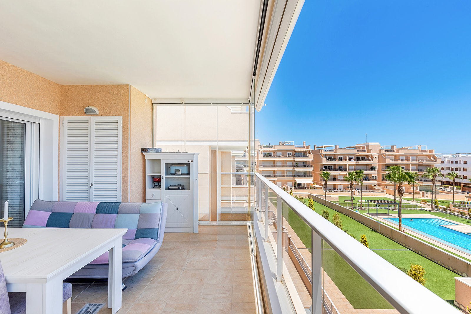 Orihuela Costa: Introducing an apartment in Orihuela Costa. Orihuela Costa is a picturesque resort area, part of the Spanish Costa Blanca coast. Here you can enjoy th 