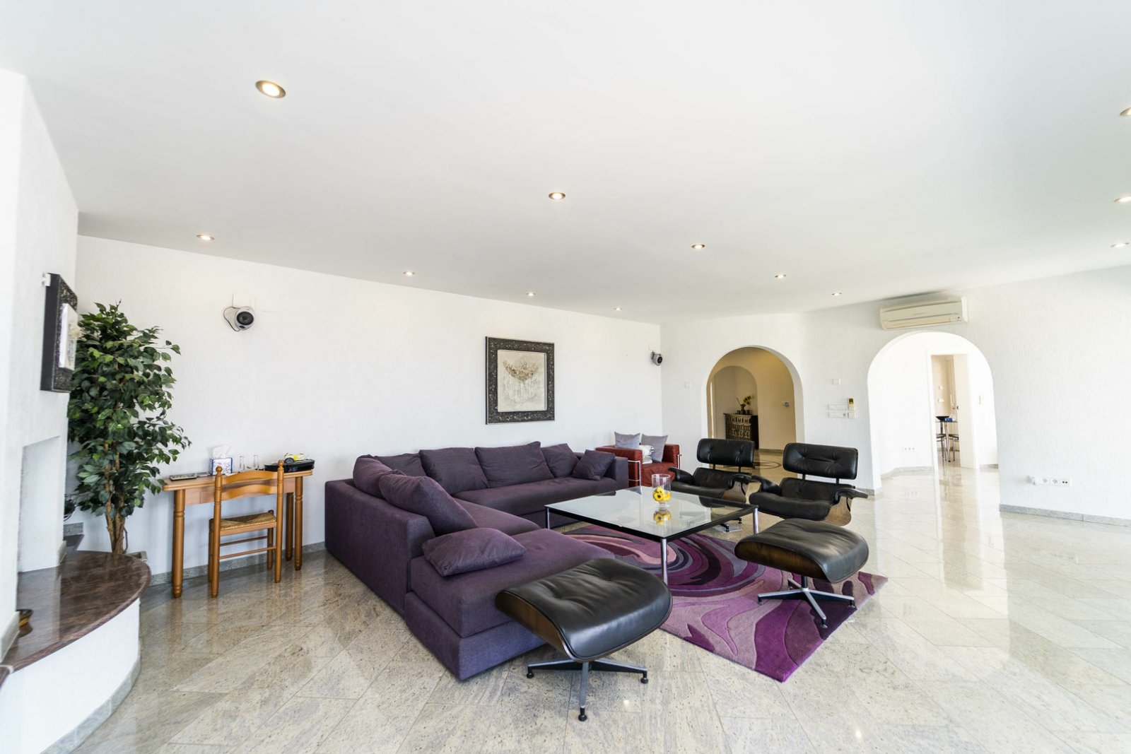 Calpe: This magnificent villa, built on a plot of 2600 m2, is distributed over three floors as follows: on the ground floor there are 2 bedrooms with Italian 