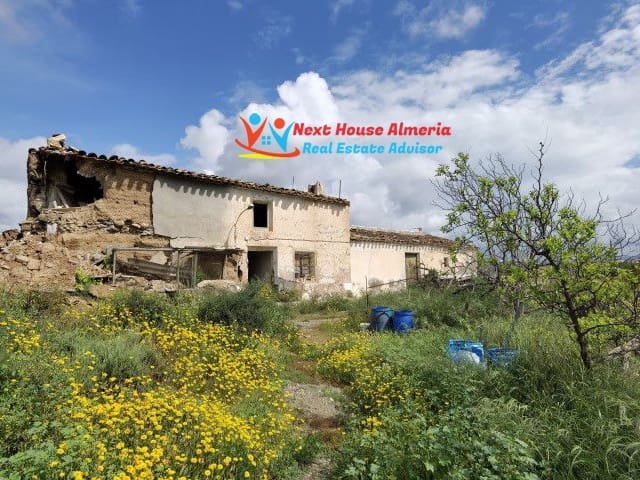 La Piedra Amarilla: Dieses zu restaurierende Landhaus am Rande des spanischen Dorfes Partaloa in der sonnigen Provinz Almería.

Hier haben Sie die Möglichkeit, ein typisc 