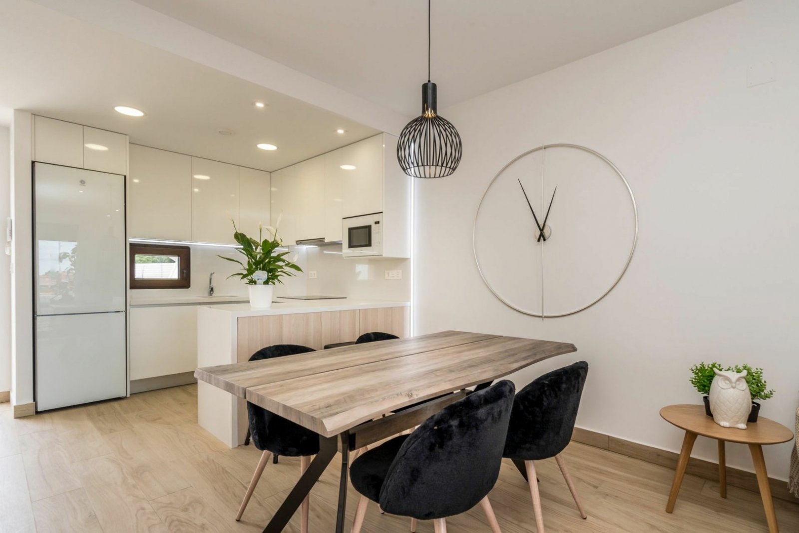 Benidorm: We present a new modern bungalow in a closed residential complex in the city of Benidorm in the Finestrat area.We present a corner bungalow on the gro 