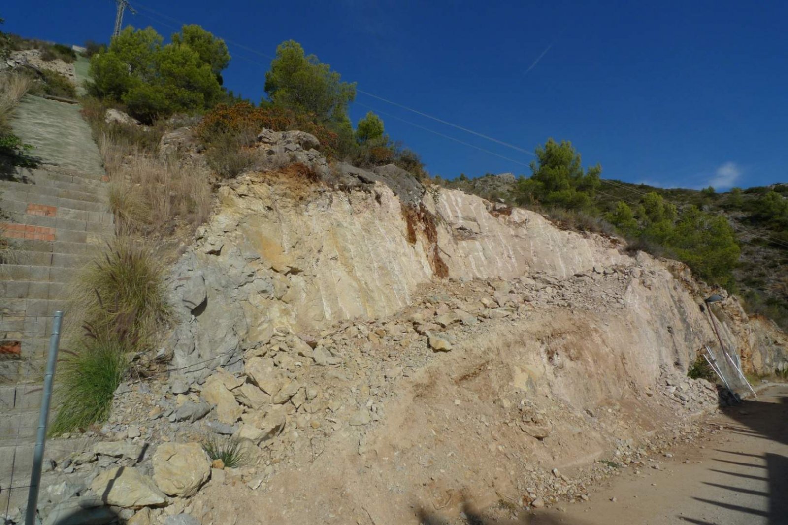 Jalón: Stadtgrundstück von mehr als 900 m² zum Verkauf in der Urbanisation Valle del Paraiso in Jalón mit herrlichem Blick auf das Tal. Dieses Grundstück bef 