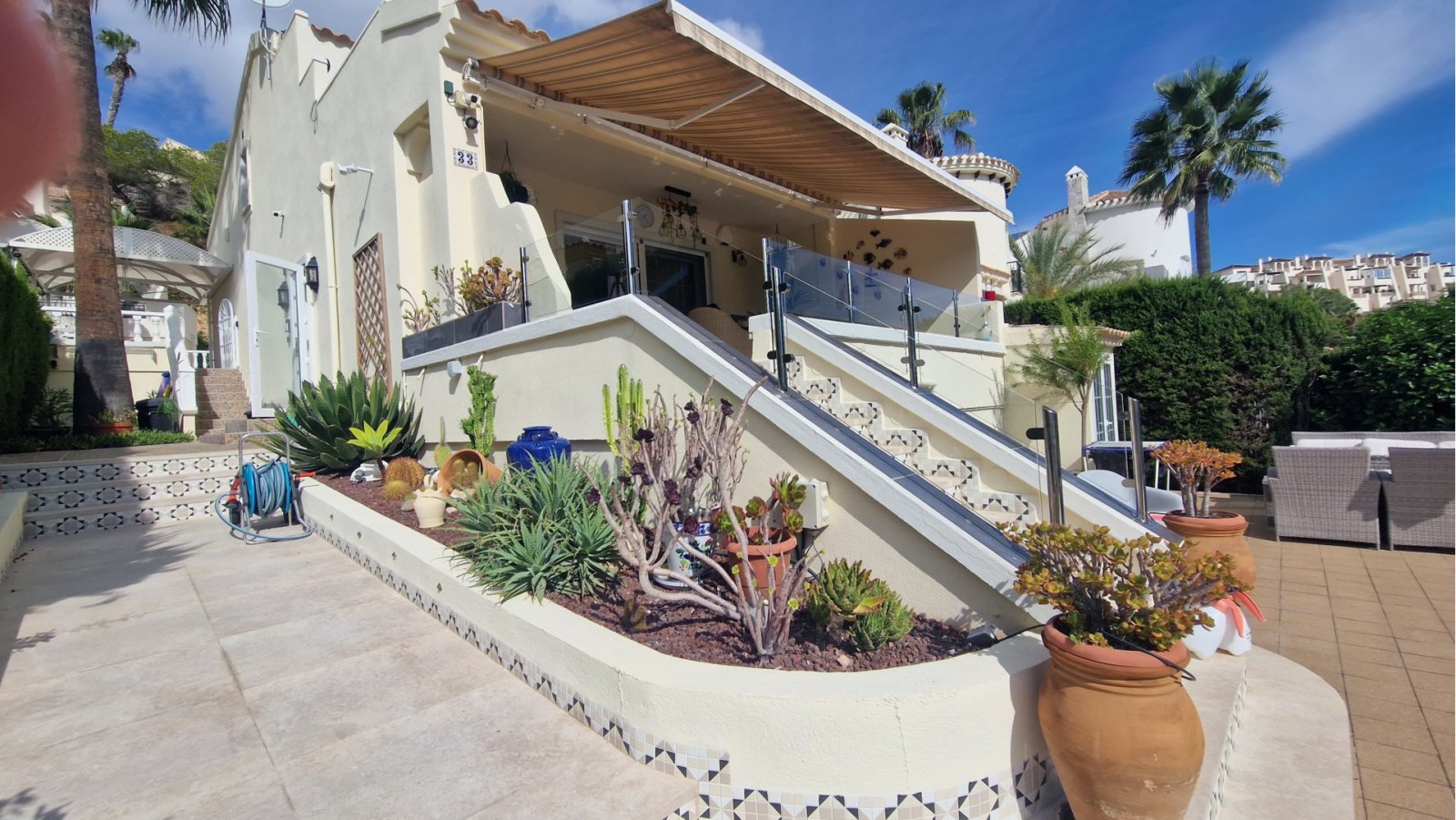 Orihuela Costa: Villa for sale in the popular Las Ramblas area in Orihuela Costa.The 160 m2 villa is located on three levels and combines luxury and comfort. The base 