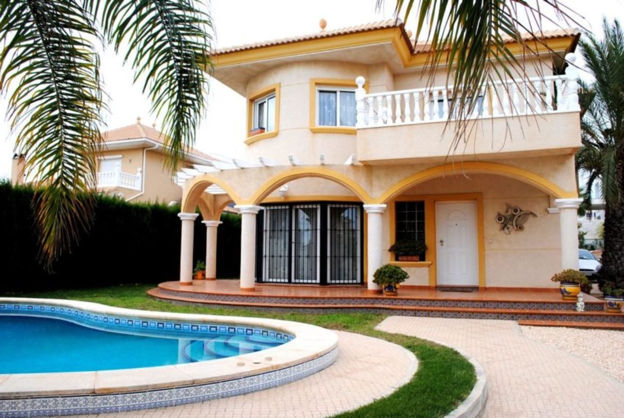 Orihuela Costa: The property itself is situated on a very quiet road, each property having adequate privacy. On approaching the property you notice it has both a pede 