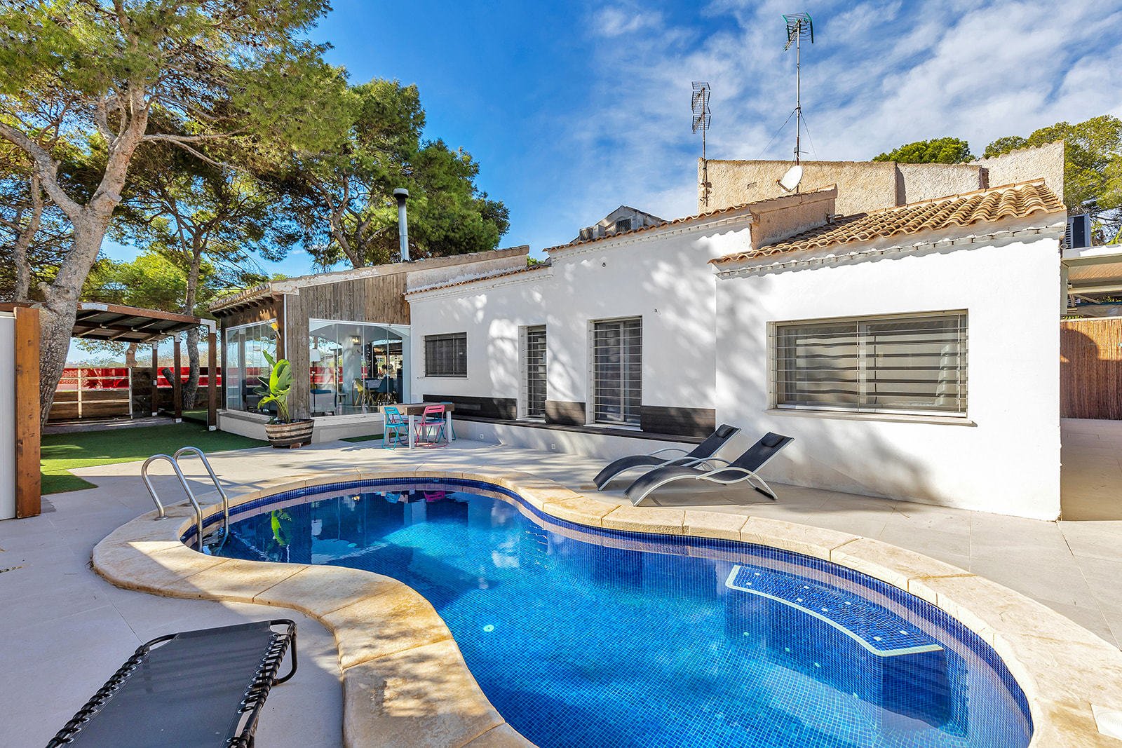 Orihuela Costa: A house is for sale in a popular area near the golf courses in Orihuela Costa.A detached villa on one floor, renovated inside, with an area of 125 m2, 