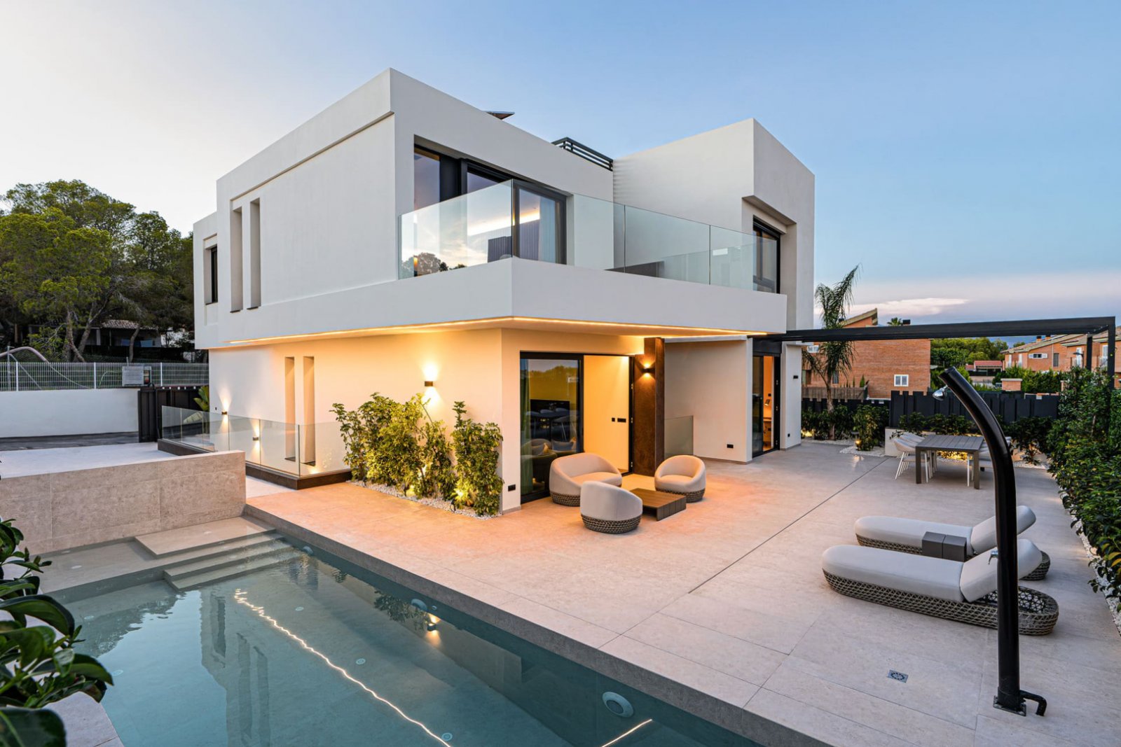 La Nucia: The new luxury three-story villa from the developer is located in the city of La Nucia.The villa with a total area of 342.2 sq. m. with its own yard a 