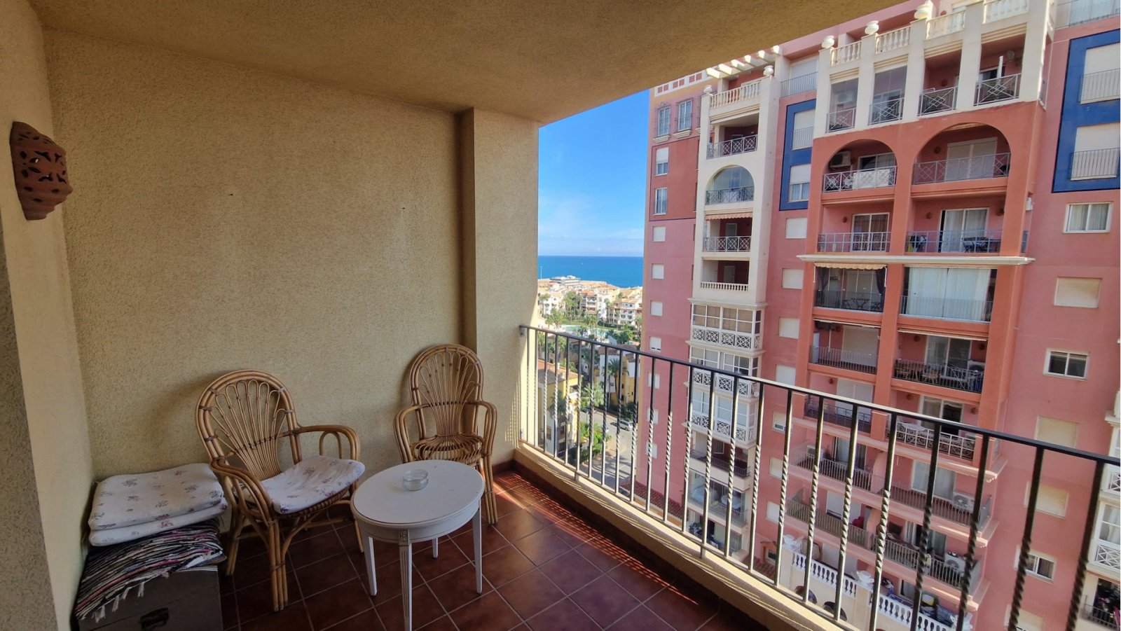 Torrevieja: We present an apartment in the city of Torrevieja, just 100 meters from the sea.Torrevieja is a popular Spanish resort town and municipality in the pr 