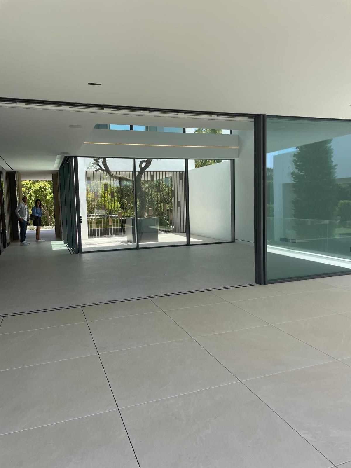 Erleben Sie zeitgenössisches Luxusleben an der Goldenen Meile von Marbella
Willkommen in einer modernen Doppelhaushälfte in einer exquisiten Luxusimmo