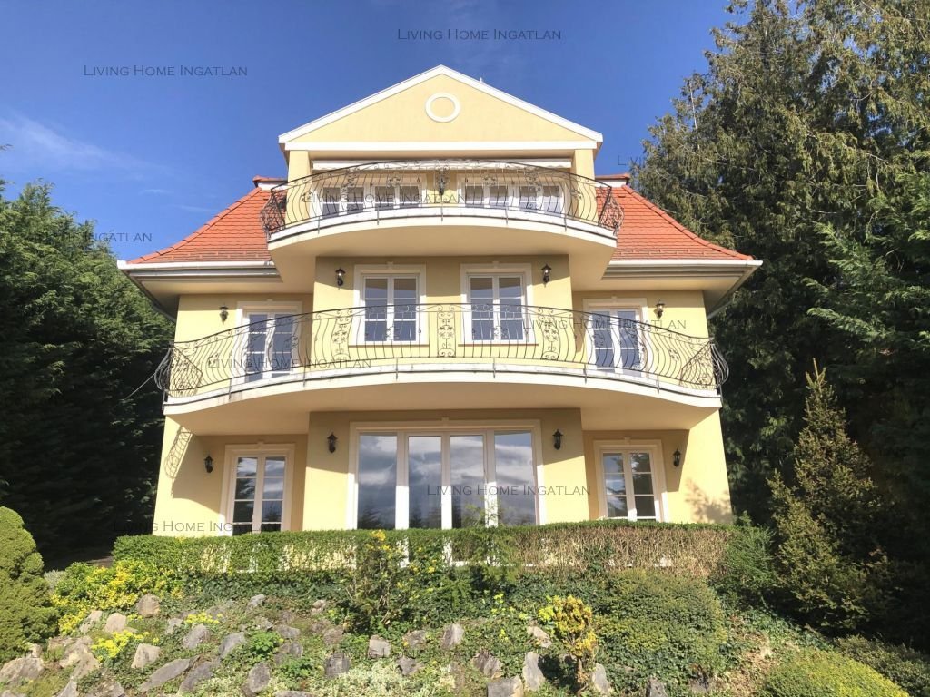 Budapest II. kerület: <p><strong>Exkluzív, panorámás családi ház eladó a II/A kerületben!</strong></p>

<p>Gyönyörű, elvehetetlen panorámával rendelkező, klasszikusan elegá 