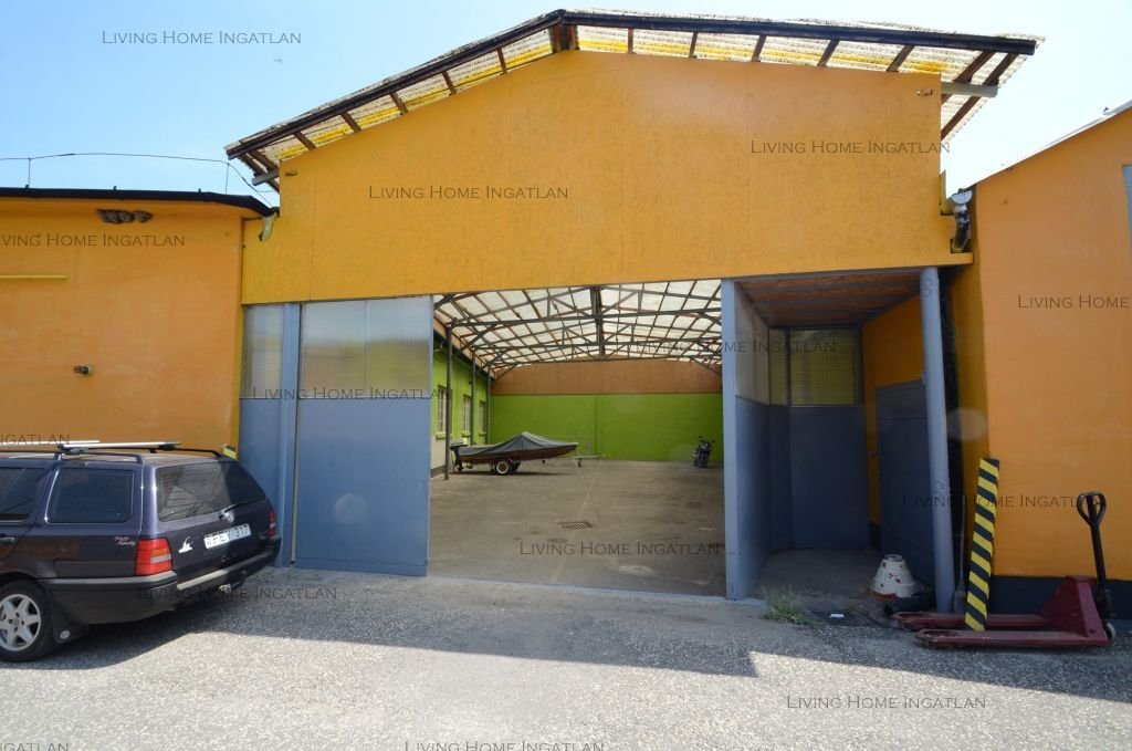 Solymár: <p style="margin-bottom:0cm;margin-bottom:.0001pt">Solymár iparterületén 210 m2-es raktárhelyiség kiadó. Az udvaron őrzött udvari terül 