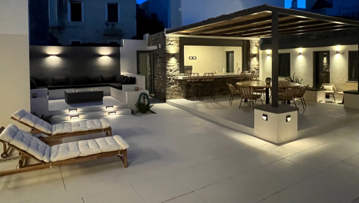 Neapoli: RECENTLY RENOVATED VILLAGE HOME WITH LARGE COURTYARD 