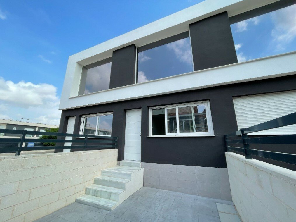 Gran Alacant: Introducing a new modern townhouse in the city of Gran Alacant.The townhouse has three levels and a total area of 147 sq. m. It consists of two bedroo 