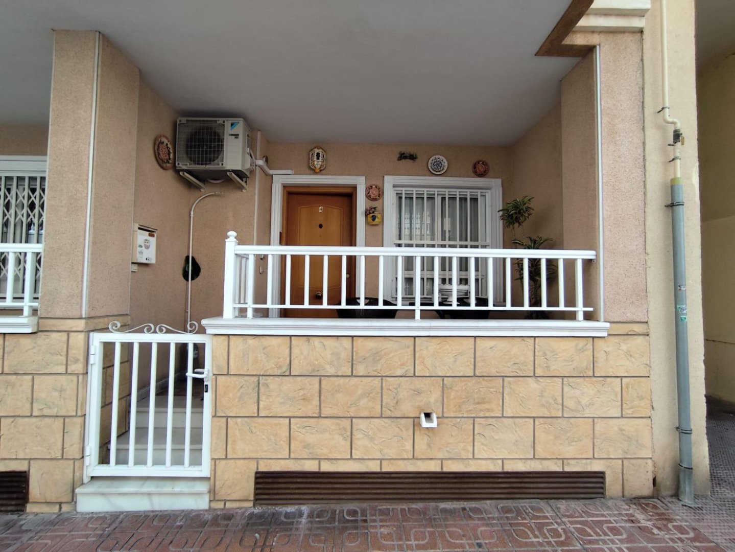 Torrevieja: We present an apartment in the city of Torrevieja. The distance to Playa del Cura is 350 m. The apartment, with a total area of ​​84 sq.m., is located 