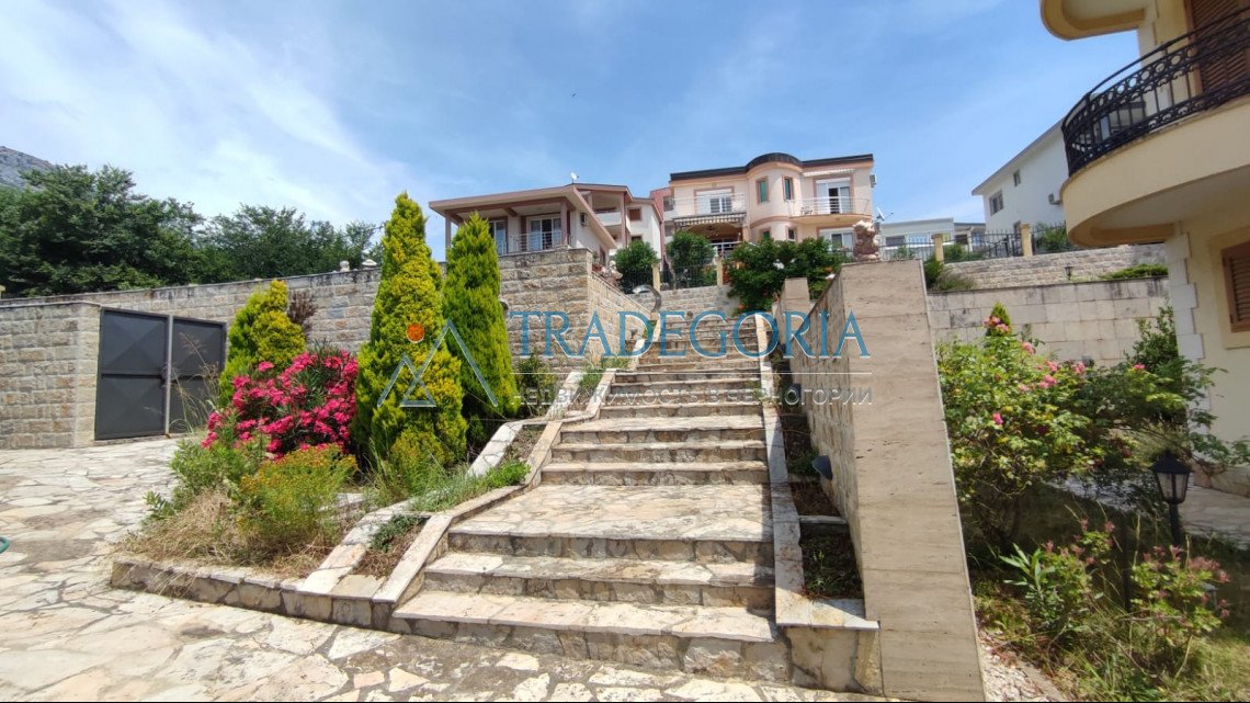 <p>We offer for sale a large villa in the town of Bar, which is located near the Adria Hotel.</p><p> Villa with an area of 400 m2, land area 1215 m2,  