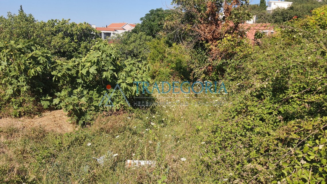 <p>Land plot in the city of Bar, Shushan district.</p><div> Area - 295m2</div><div> Inscribed buildings 35 and 39m2, legal.</div><div> From the sea 80 