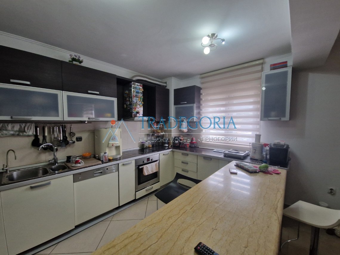 <p>Two-storey mini-hotel in the flat part of Sutomore</p><p> House characteristics:</p><p> - two-storey house 160m2 without terraces + 17m2 guest hous 