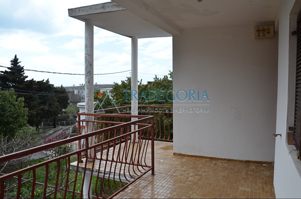 <p>Legal house with a spacious plot in Sutomore</p><p> House characteristics:</p><p> - two-storey house 133m2 plus terraces</p><p> - land area 380m2</ 