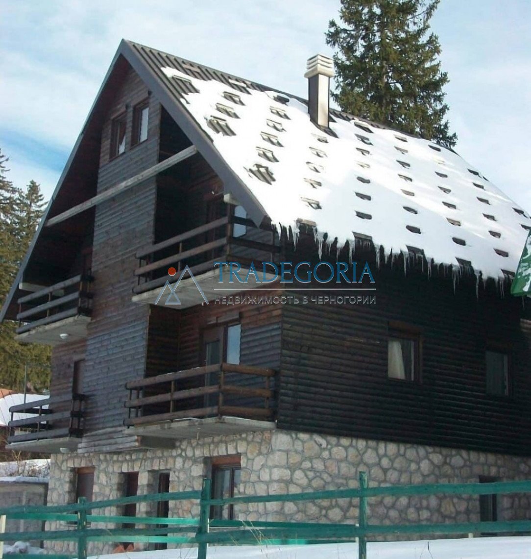 <p>House in Zabljak next to the SOA hotel.</p><p> Plot area 350 m2</p><p> House with an area of 320 m2.</p><p> The house has 4 apartments. Each apartm 
