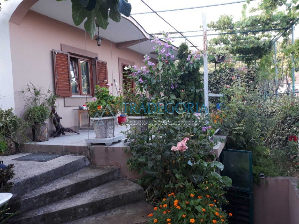 <p>One-storey house with a large plot in Shushani, Bar</p><p> House characteristics :</p><p> - one-story house with an area of 65m2 + terrace 40m2, ba 