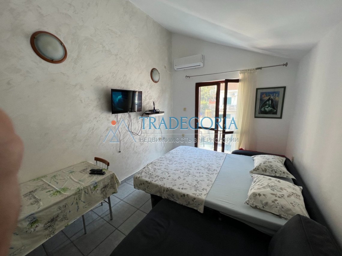 <div>Budva Rafailovici. Studio for sale, located 50 meters from the sea. Area 24 sq.m. plus a terrace, on the 2nd floor, there is parking near the hou