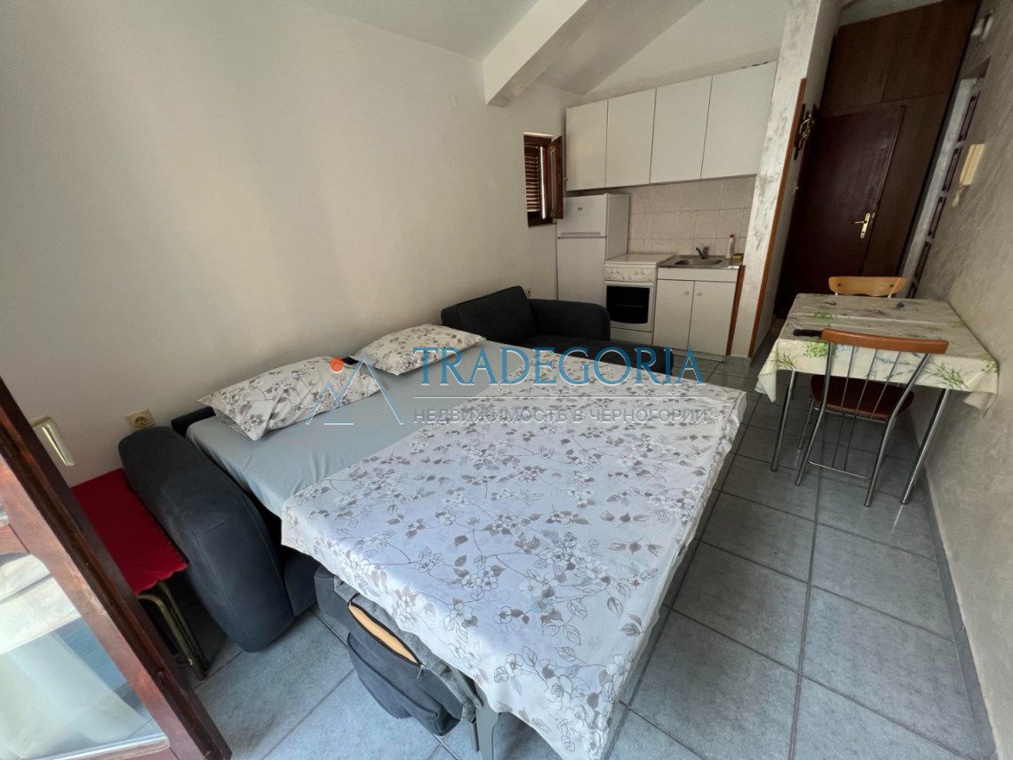 <div>Budva Rafailovici. Studio for sale, located 50 meters from the sea. Area 24 sq.m. plus a terrace, on the 2nd floor, there is parking near the hou