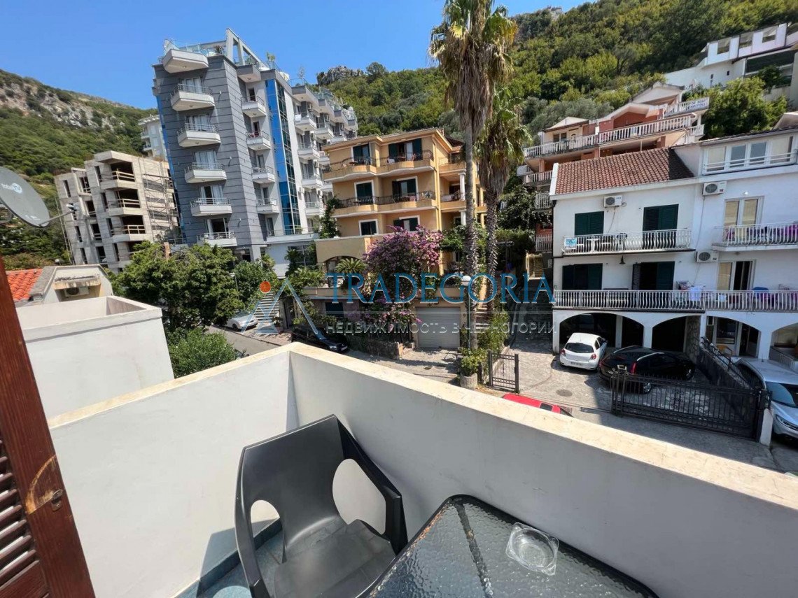 <div>Budva Rafailovici. Studio for sale, located 50 meters from the sea. Area 24 sq.m. plus a terrace, on the 2nd floor, there is parking near the hou