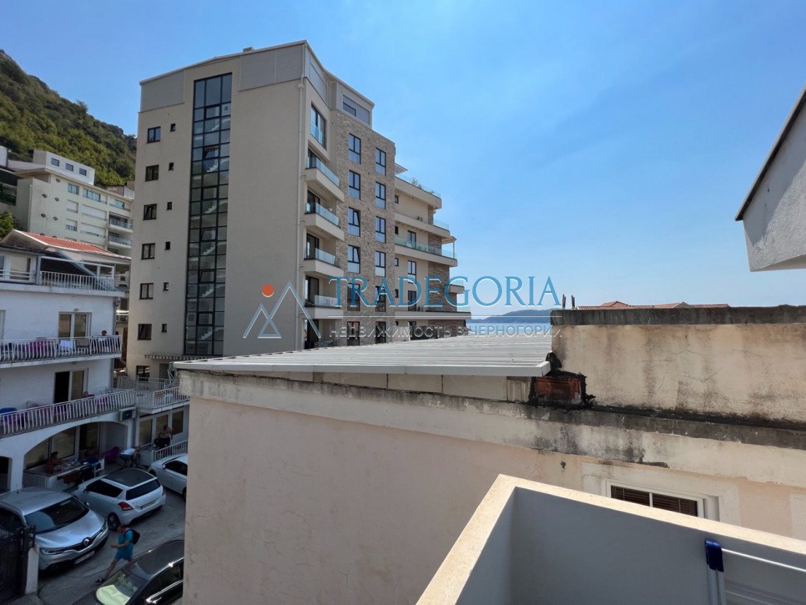 <div>Budva Rafailovici. Studio for sale, located 50 meters from the sea. Area 24 sq.m. plus a terrace, on the 2nd floor, there is parking near the hou