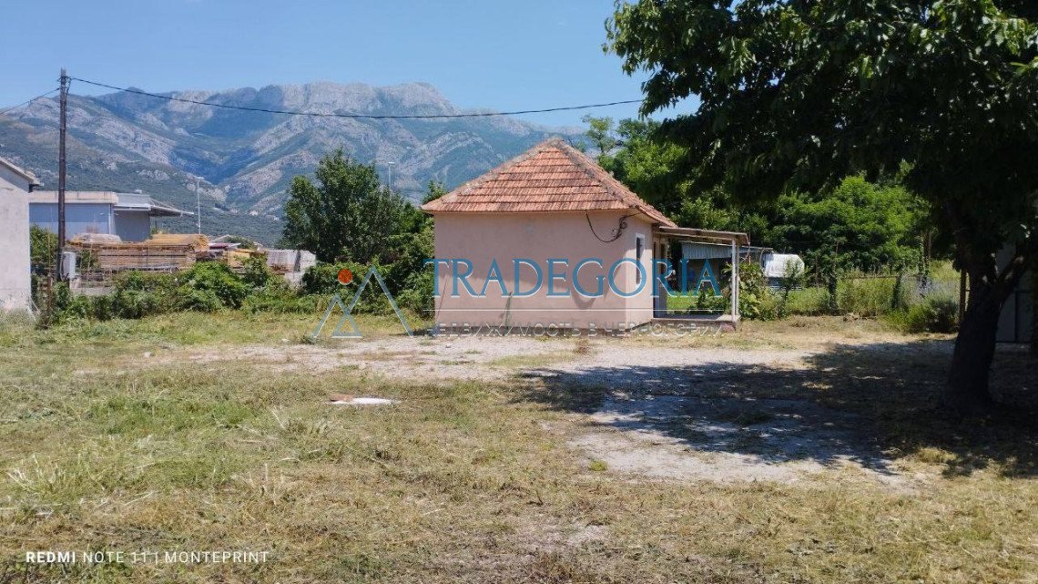 <p>A small legal house of 32m2 on a plot of 532m2 is for sale. Polje area on the plain, Bar.</p><p> According to the specifications, you can build P+2