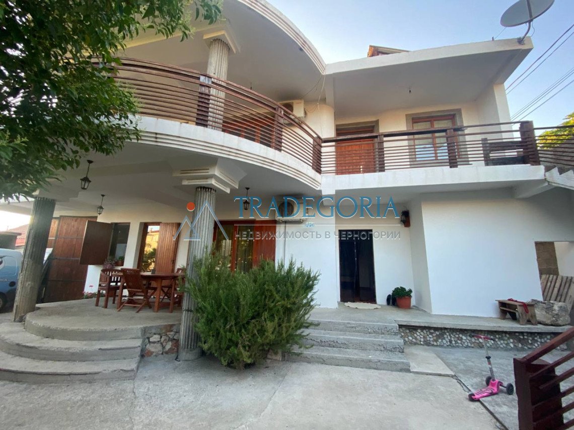 <p>A large house for sale with an area of 304 m2 is located on a plot of 356 m2 and has 8 bedrooms and 5 bathrooms.</p><p> Located in Ilino, Bar, on a 