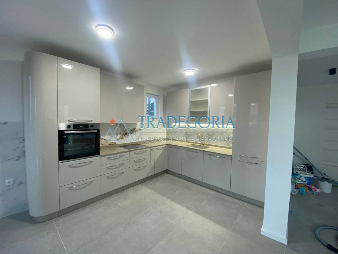 <p>New view three-storey house for sale in Bar</p><p> House - 326m2, plot - 498m2.</p><p> The final work on furniture installation is underway.</p><p> 