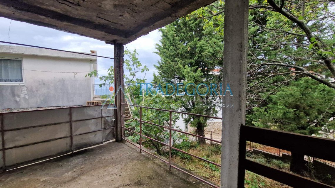 <p>Legal one-story house with garage Utehe.</p><div><p> House area 77m2 + garage + wooden legal house Land area 430m2</p><p> House structure:</p><p> T