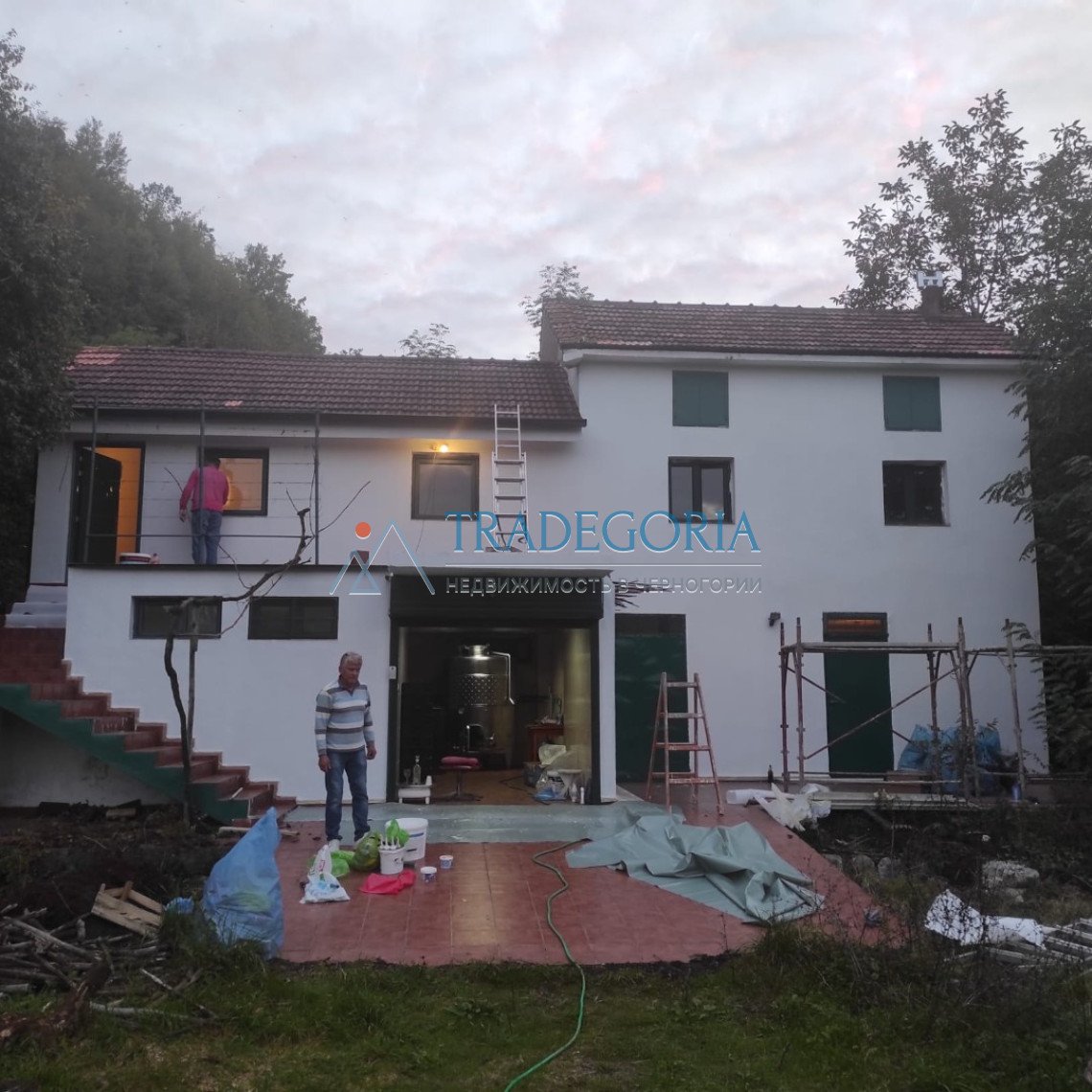 <h2>description</h2><div><h3>Wine estate for sale in the picturesque village of Godine, Crmnica - multi-awarded wine</h3><p> Key parameters :</p> Hous 