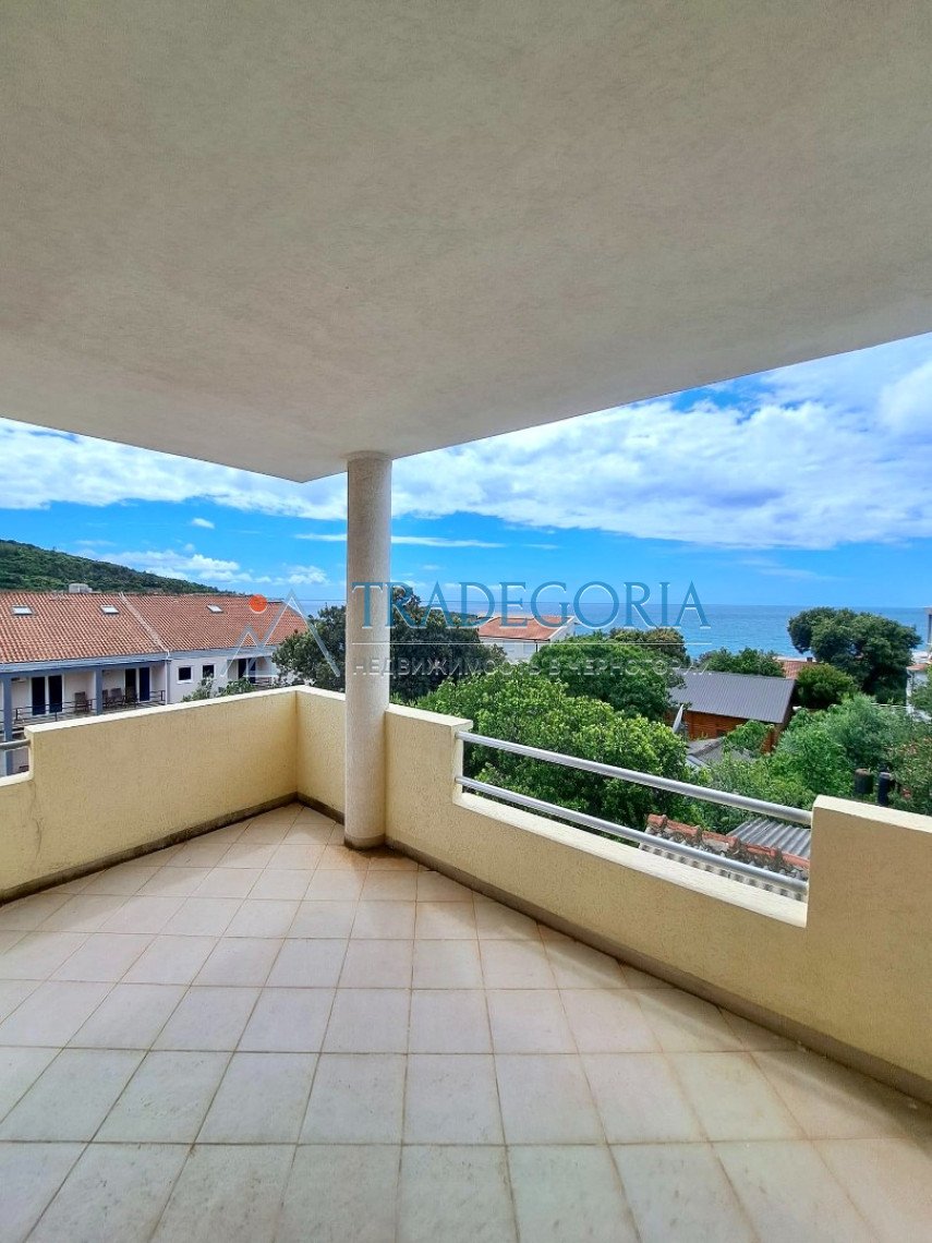 <h2>description</h2><p>House with beautiful sea views, just 150 meters from the beach in Utekha!</p><div> House area - 320 m2</div><div> Plot area - 2 