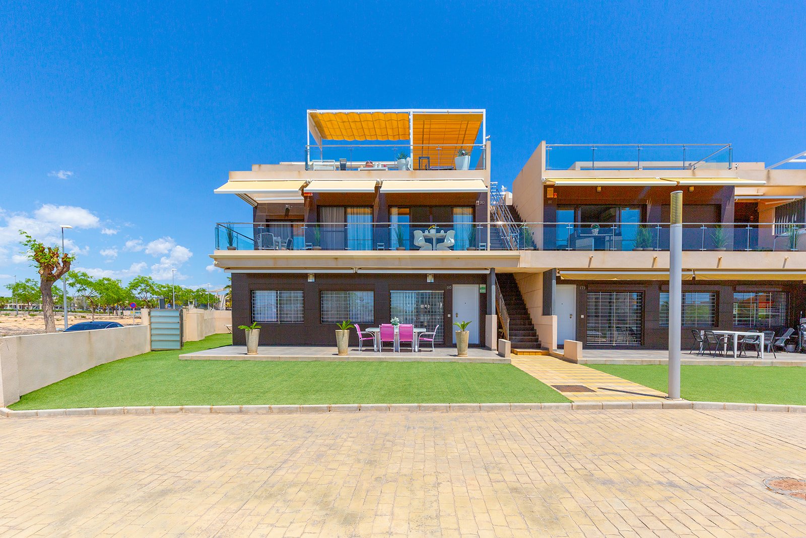 Pilar de la Horadada : Spacious bungalow on the ground floor in Torre de la Horadada. This modern south-facing house has 4 bedrooms, 3 bathrooms, a spacious living-dining ro 