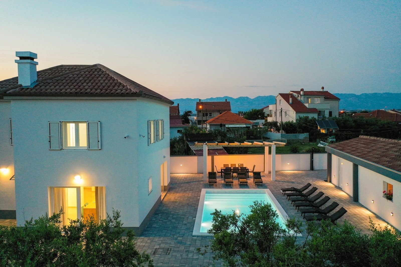 Zadar: Eine moderne Stadtvilla mit Pool - eine elegante Oase in der Nähe von Zadar 