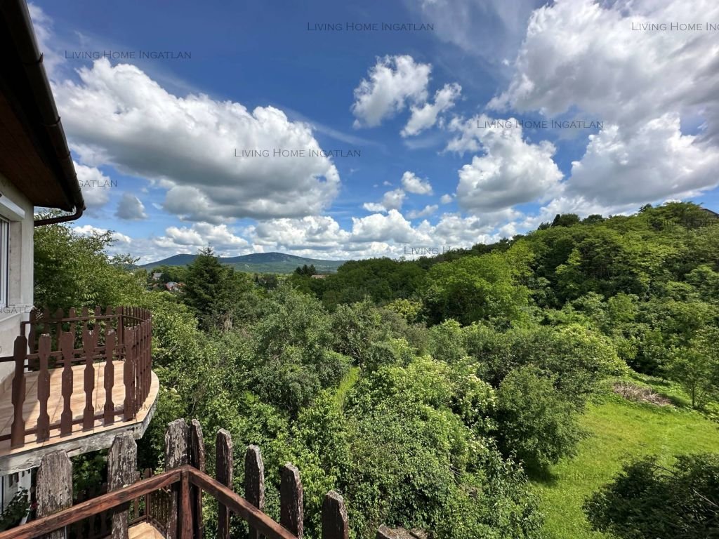 <p><strong>Solymáron, a Györgyhegy lábánál panorámás ikerházfél eladó!</strong></p>

<p>Központi helyen, mindenhez közel, de mégis csendesebb környeze