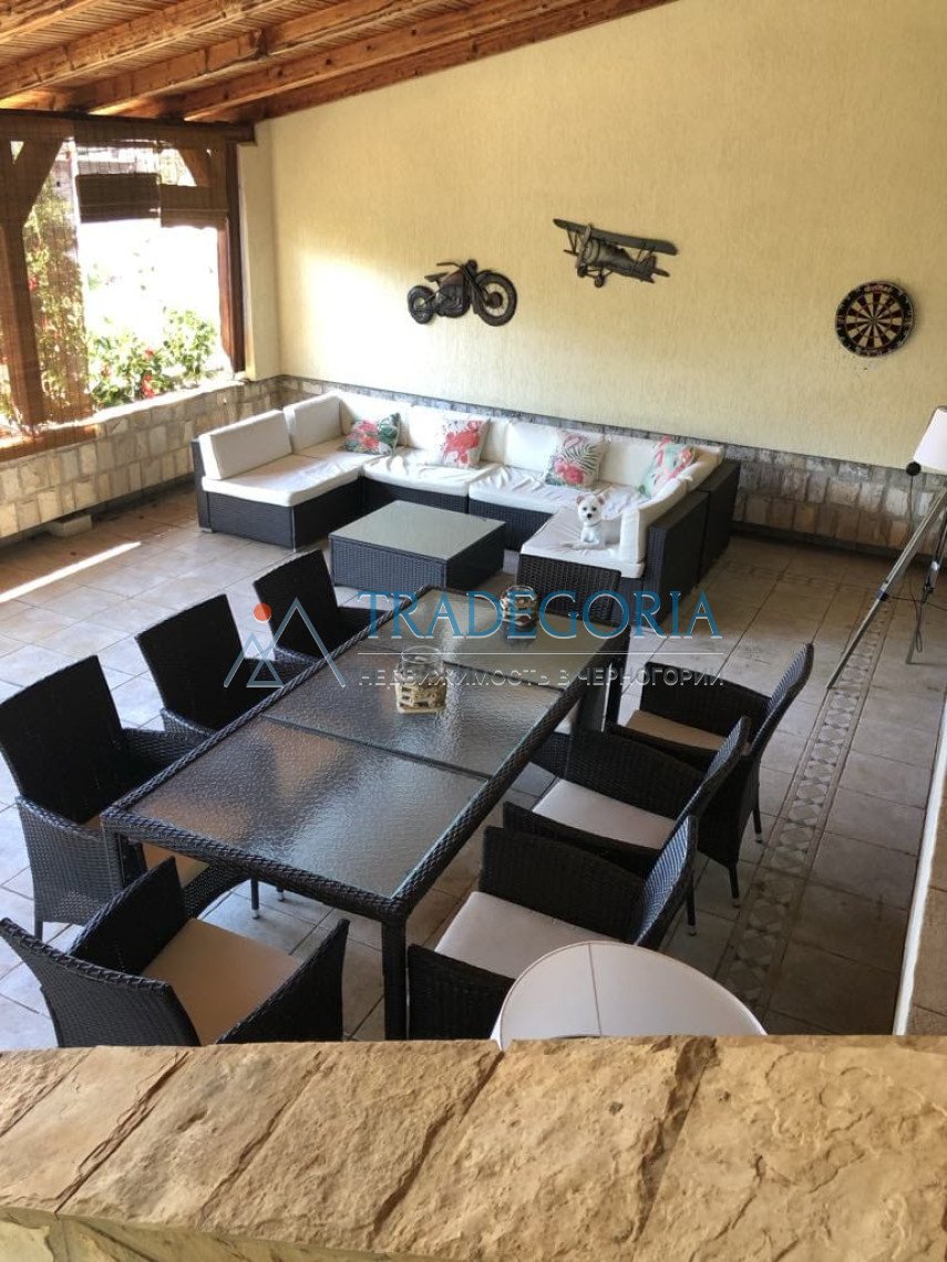 <h2>description</h2><div>Mini-hotel with a restaurant in one of the most touristic places in Montenegro, Dobra Vody.</div><div> House area - 600 m2</d