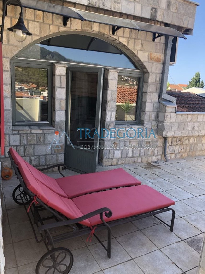 <h2>description</h2><div>Mini-hotel with a restaurant in one of the most touristic places in Montenegro, Dobra Vody.</div><div> House area - 600 m2</d