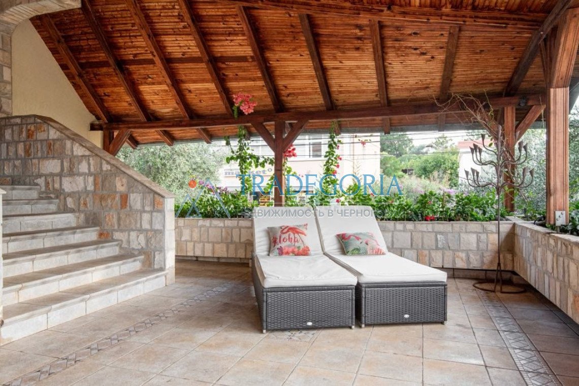 <h2>description</h2><div>Mini-hotel with a restaurant in one of the most touristic places in Montenegro, Dobra Vody.</div><div> House area - 600 m2</d