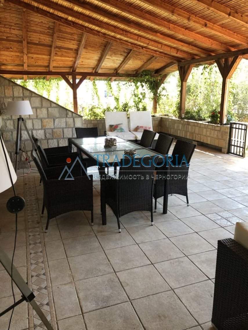 <h2>description</h2><div>Mini-hotel with a restaurant in one of the most touristic places in Montenegro, Dobra Vody.</div><div> House area - 600 m2</d