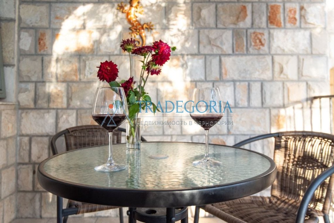 <h2>description</h2><div>Mini-hotel with a restaurant in one of the most touristic places in Montenegro, Dobra Vody.</div><div> House area - 600 m2</d