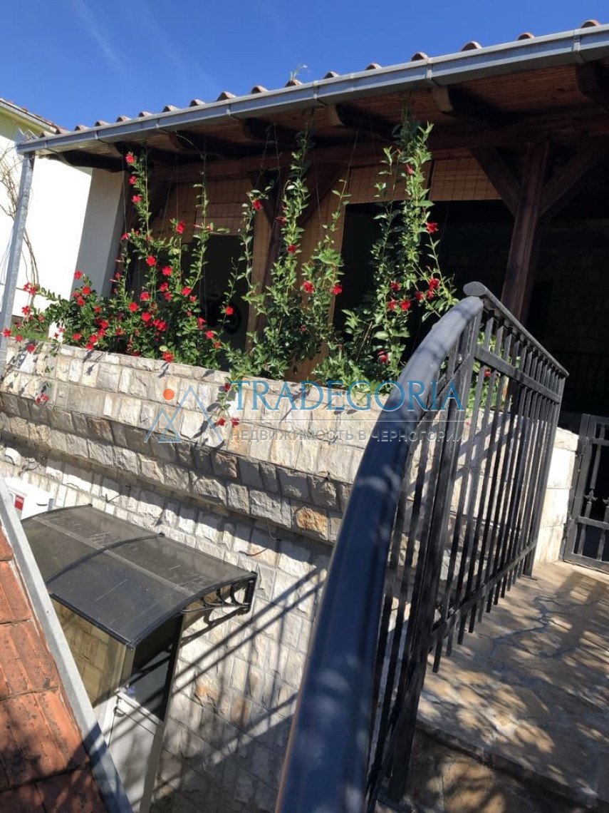 <h2>description</h2><div>Mini-hotel with a restaurant in one of the most touristic places in Montenegro, Dobra Vody.</div><div> House area - 600 m2</d