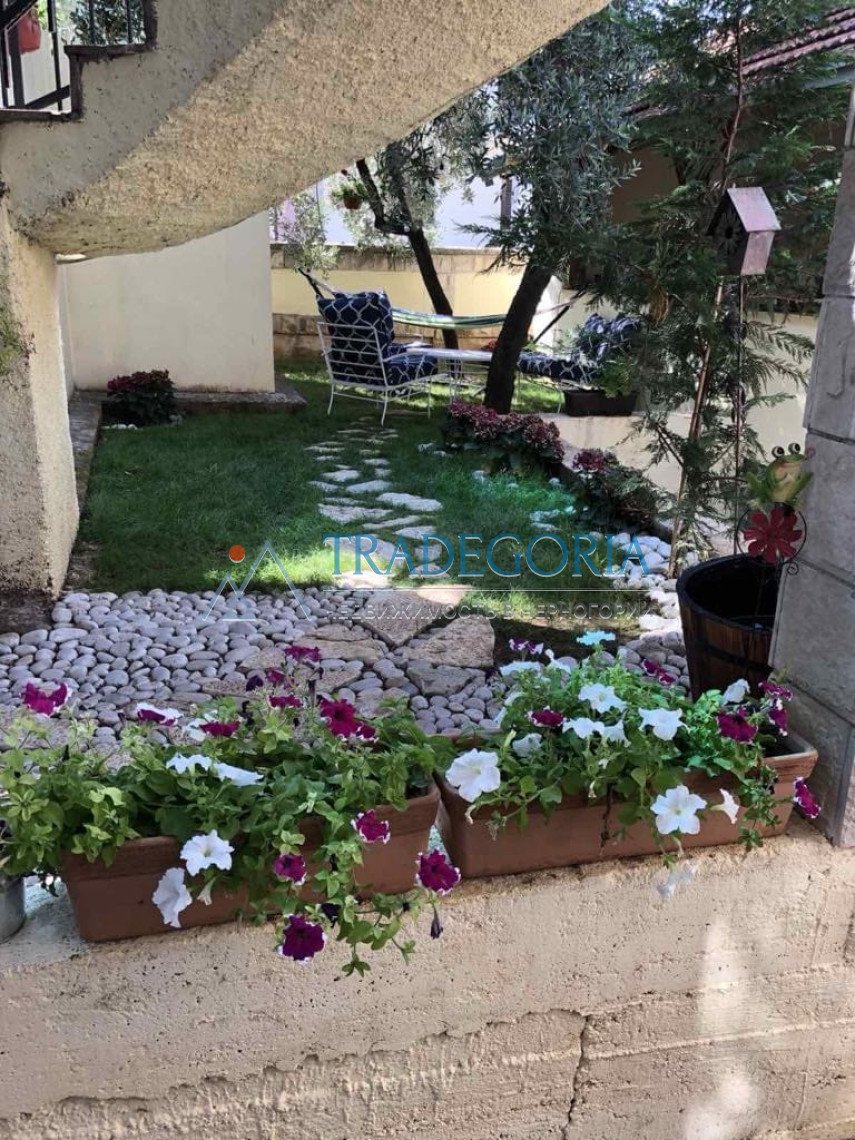 <h2>description</h2><div>Mini-hotel with a restaurant in one of the most touristic places in Montenegro, Dobra Vody.</div><div> House area - 600 m2</d