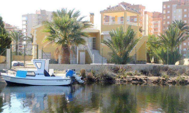 La Manga del Mar Menor: LUXUSVILLA MIT PRIVATEM PIER Zwischen zwei Meeren, dem Mar Menor und dem Mittelmeer, liegt diese wunderschöne Luxusvilla auf der Halbinsel L 