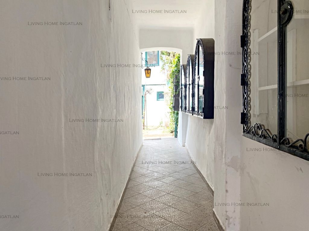 <p>Szentendre belvárosában 101 nm-es ház 270 nm-es telken eladó.</p>

<p>Az ingatlan alsó része üzletként működött, a felső szintet a 2000-es évek ele