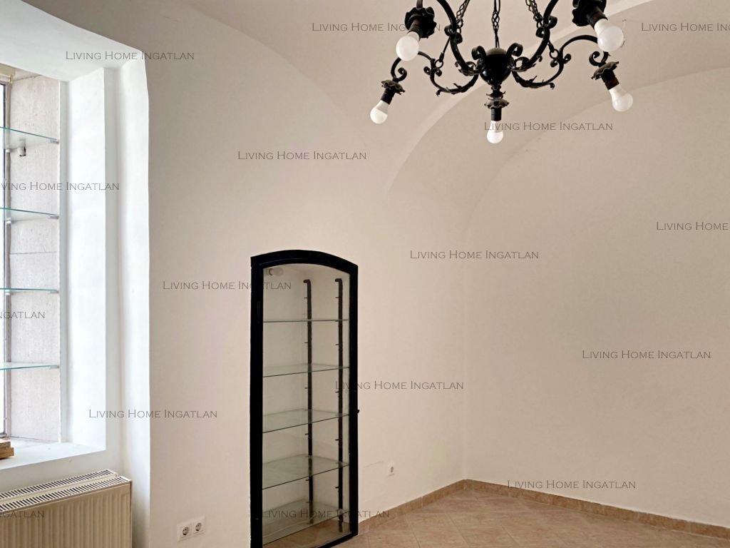 <p>Szentendre belvárosában 101 nm-es ház 270 nm-es telken eladó.</p>

<p>Az ingatlan alsó része üzletként működött, a felső szintet a 2000-es évek ele