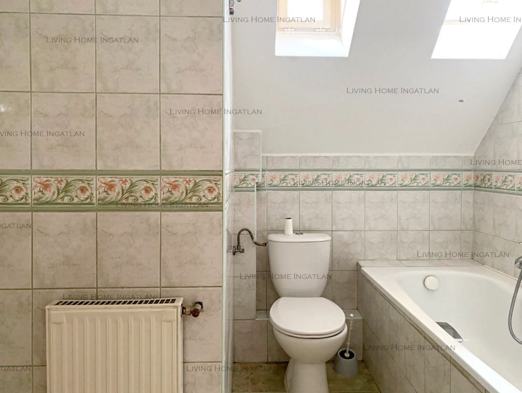 <p>Szentendre belvárosában 101 nm-es ház 270 nm-es telken eladó.</p>

<p>Az ingatlan alsó része üzletként működött, a felső szintet a 2000-es évek ele