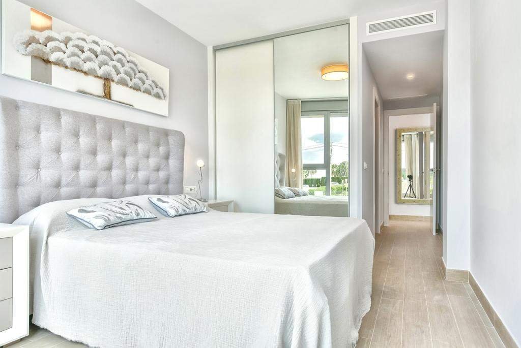 Wohnung der jüngsten Konstruktion in einem  modernen Stil mit sehr guten Qualitäten, befindet sich in der zweiten Meereslinie zwei Schritte vom Cantal