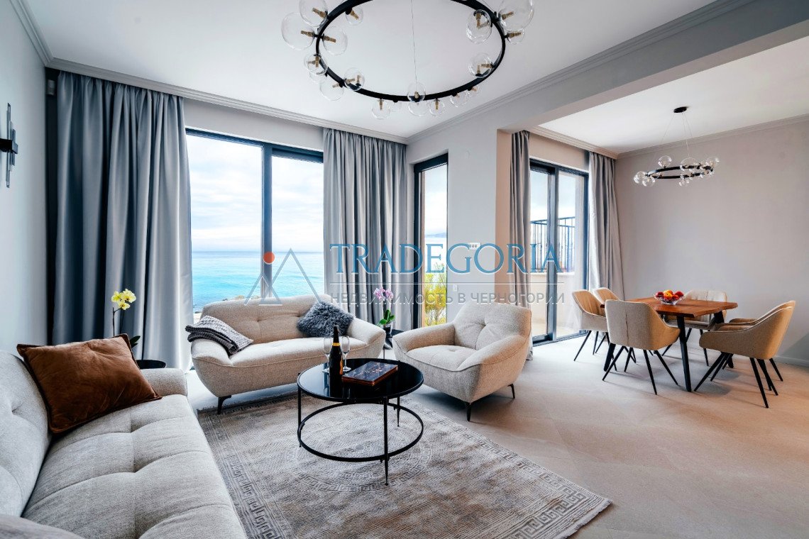 <div><p>Townhouse area: 220 m²</p><p> Plot: 235 m²</p><p> Ready for occupancy</p><p> Price: 675,000 €</p><p> A functional house with a plot and an opt