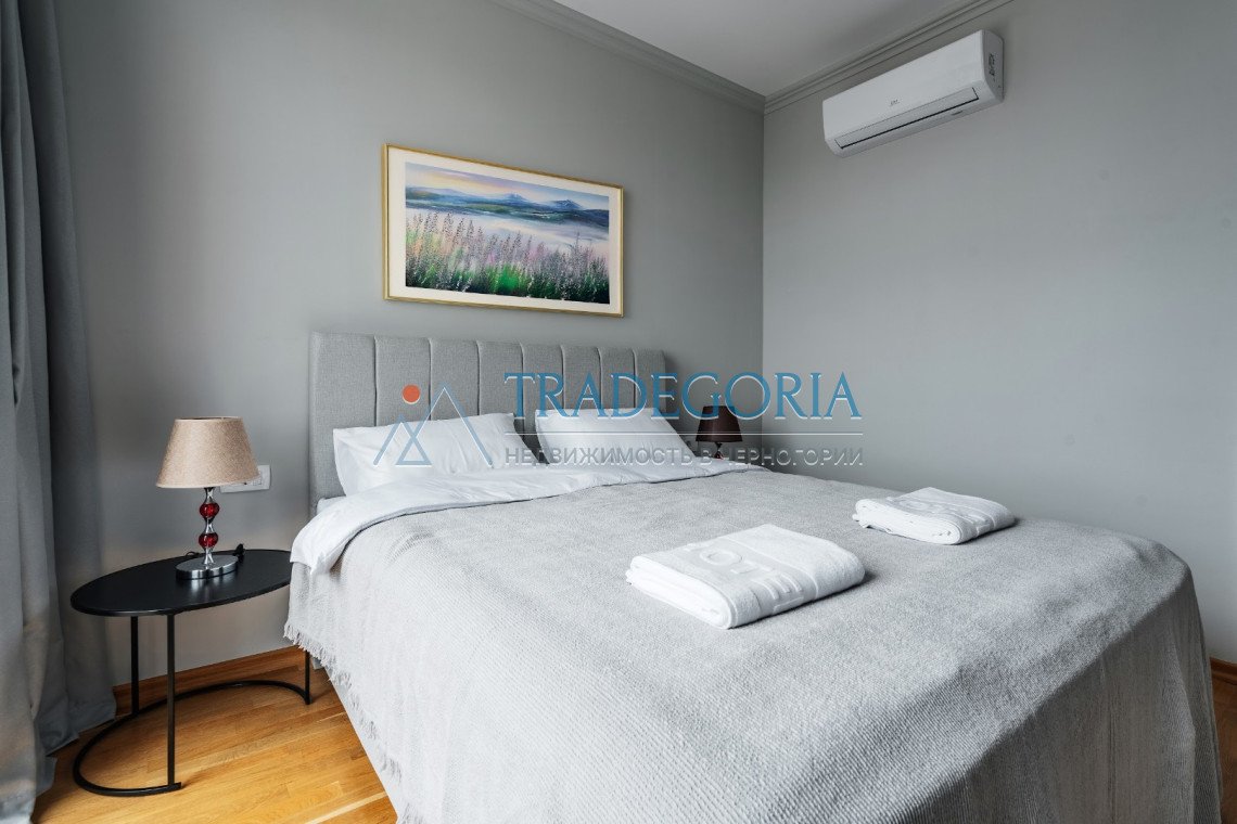 <div><p>Townhouse area: 220 m²</p><p> Plot: 235 m²</p><p> Ready for occupancy</p><p> Price: 675,000 €</p><p> A functional house with a plot and an opt