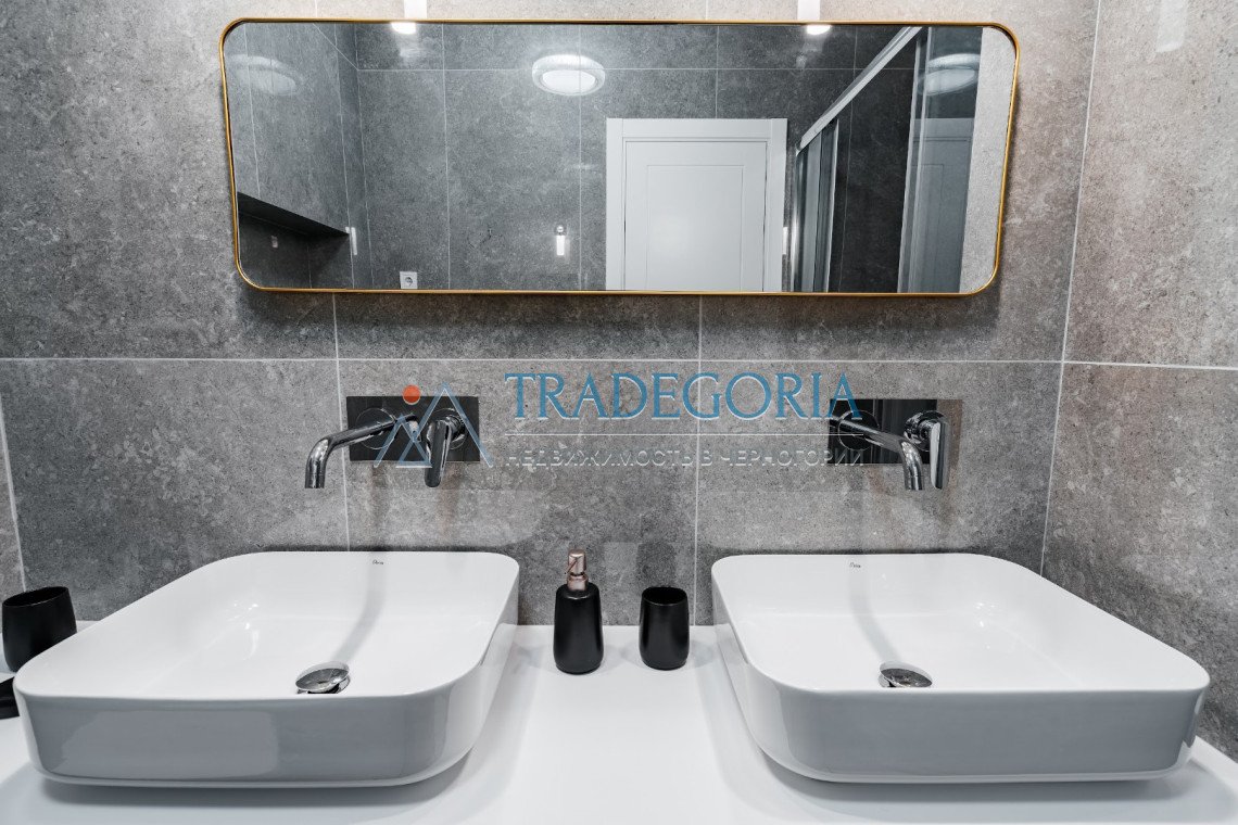 <div><p>Townhouse area: 220 m²</p><p> Plot: 235 m²</p><p> Ready for occupancy</p><p> Price: 675,000 €</p><p> A functional house with a plot and an opt